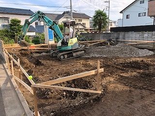 いよいよ基礎工事が始まり、敷地内でパワーショベルが土を掘り起こしています。