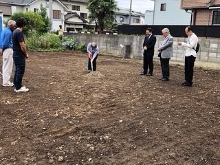 起工式にて施主様が盛土を掘り起こしています。