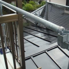 軽量で建物への負担も少ない、ガルバリウム鋼板の屋根。カバー工法で費用面と耐久性を兼ね備えるリフォーム。のサムネイル画像8