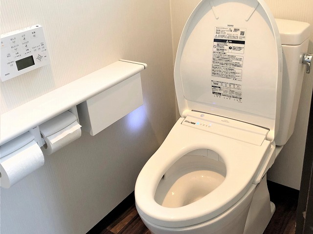 使いづらかった和式トイレを、手すり付きのオート機能トイレへのメイン画像です